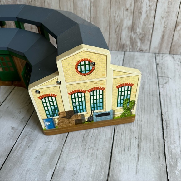 PREOWNED THOMAS THE TANK ENGINE TIDMOUTH SHED FOR TRAINS WOODEN - Picture 6 of 11